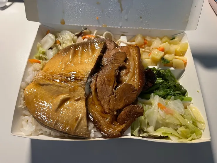 還被贈送一片虱目魚，蛋白質很豐富。