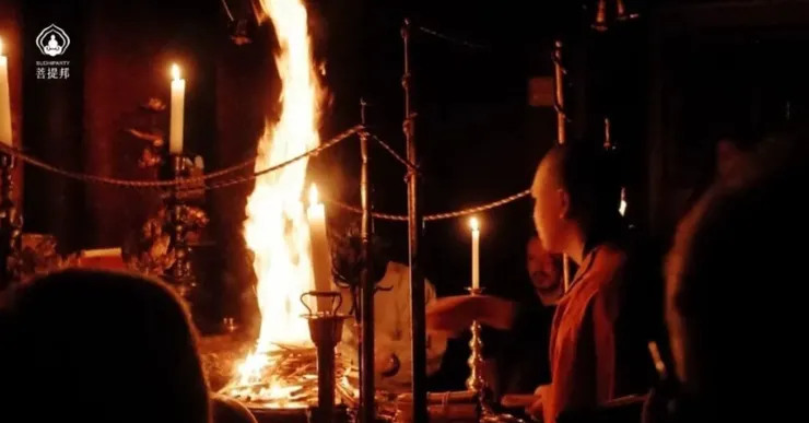 高野山寺院內進行護摩祈福儀式,火焰升起照亮黑暗空間