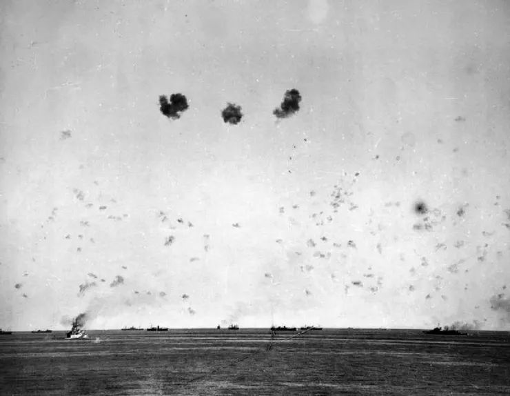 底座行動,8月11日遭受空襲的船隊的全貌,顯示護航艦進行的猛烈防空砲火。左邊是羅德尼號戰艦 ,右邊是曼徹斯特號。