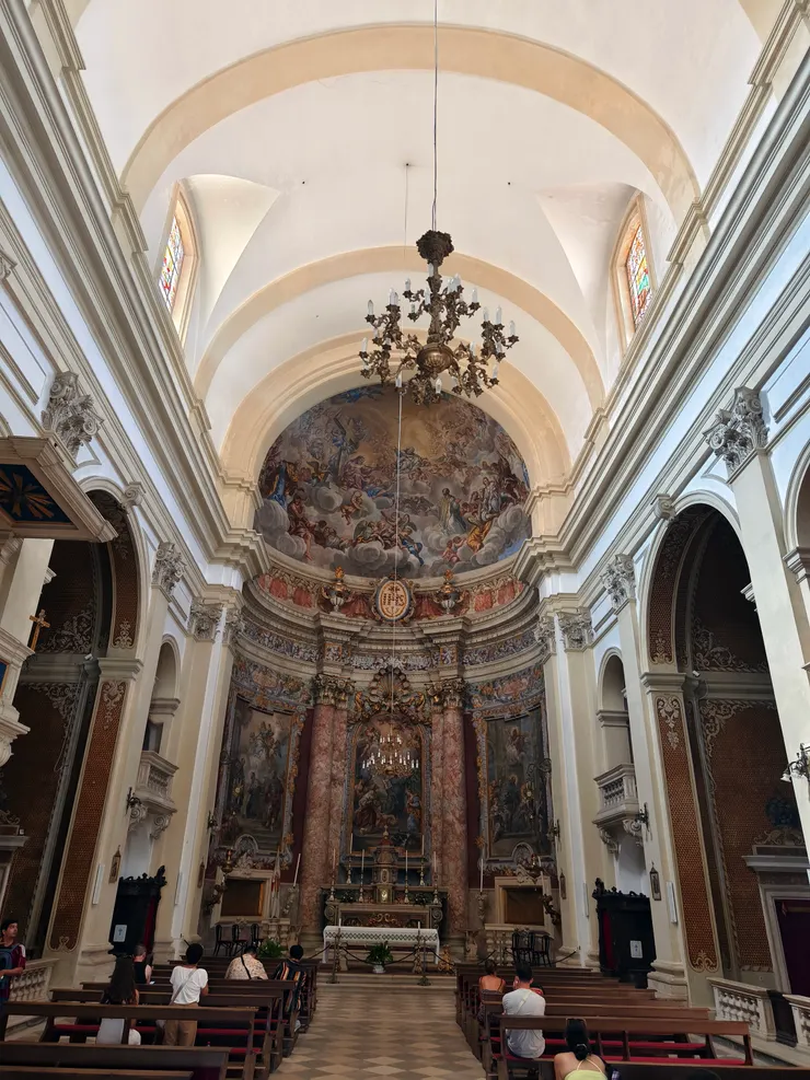 祭壇上佈滿了西班牙畫家蓋塔諾·加西亞的壁畫