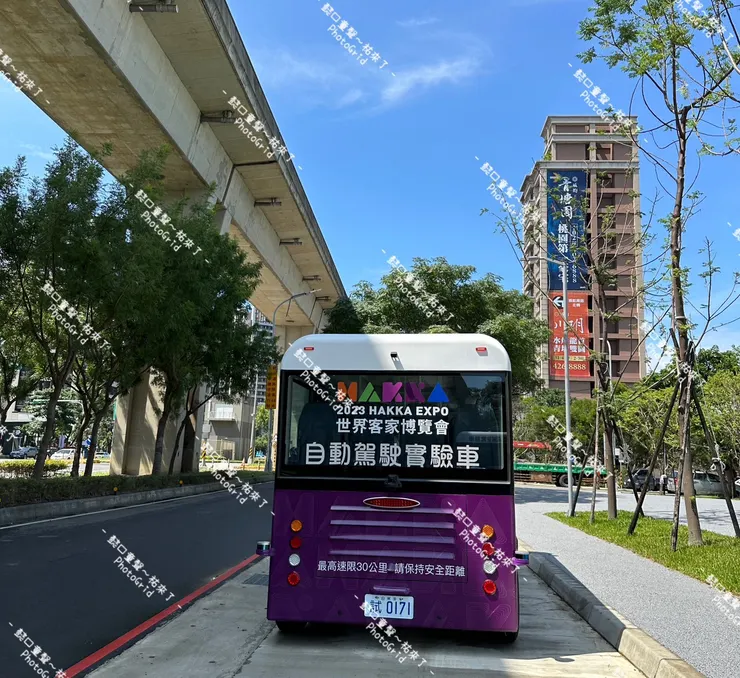 自動駕駛車的紫色車體很容易吸引目光。