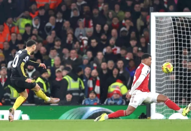 根夏遠射破網助曼聯險勝3:2