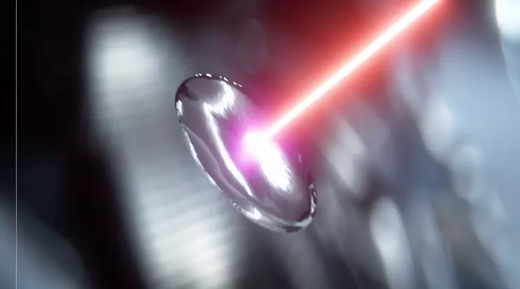 雷射擊中直徑僅 25 微米的錫滴，產生 13.5 nm EUV 光，同時伴隨數以萬計的微碎片與離子。