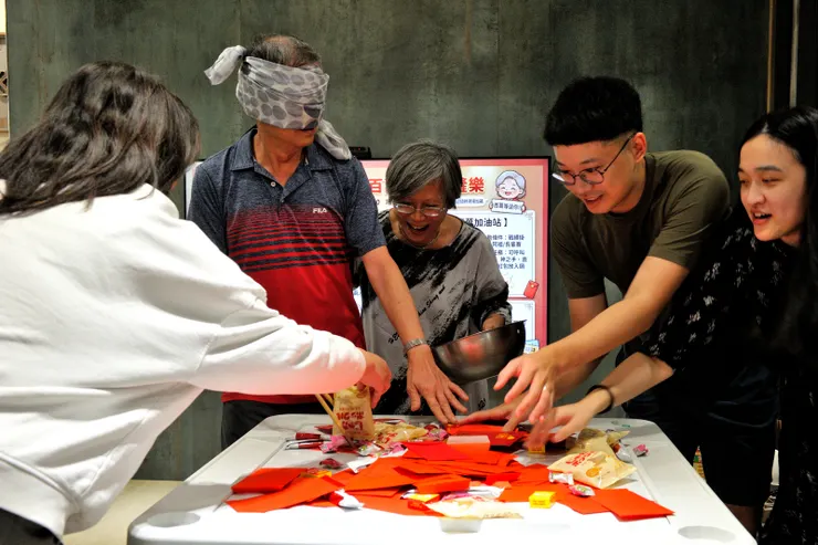 【把婆家當娘家回拉拉再創新遊戲 百萬紅包鏟鏟樂婆婆笑到快岔氣！先擲骰子決定鏟鏟次數和使用工具，再矇上雙眼鏟鏟樂，同組一人出聲指引。JB與老妻。】