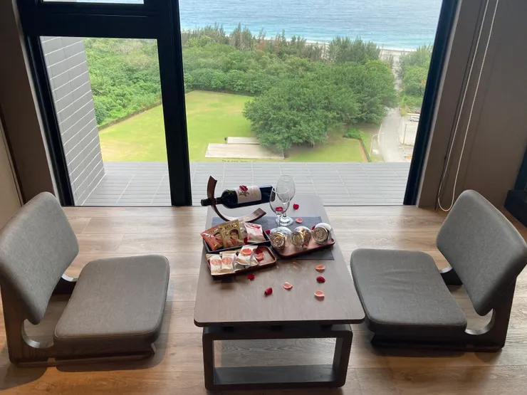 可以坐在日式風格的椅子上欣賞美麗海景!