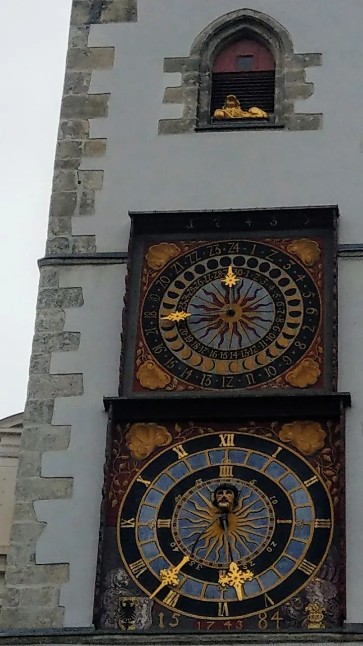 聽說很像捷克布拉格的鐘，上面的時鐘是採24小時、波希米亞時間制的時鐘