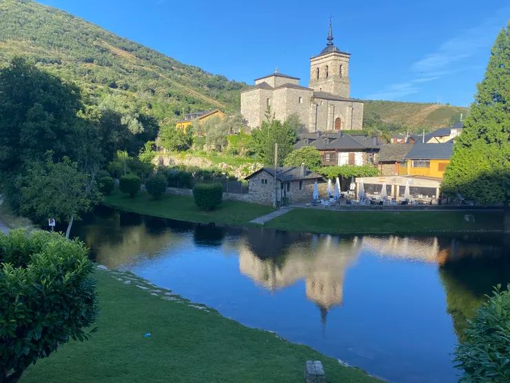 連續下坡後在漂亮的Molinaseca短暫停留喝咖啡休息。