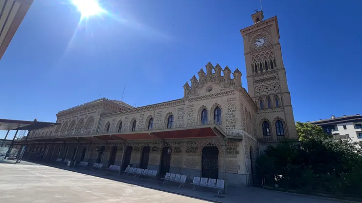 站房頂部飾有多瓣拱門， 和交錯的城垛裝飾。
