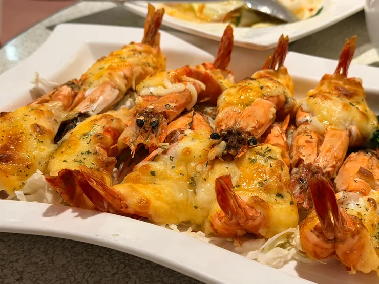 因為人數多一位，經理還特別多招待一支焗烤大蝦！