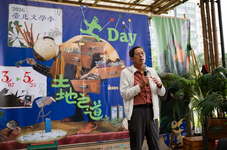 作家代表劉克襄老師致詞。 我竟然忘記帶《流火》來給老師簽名,太失策了!!