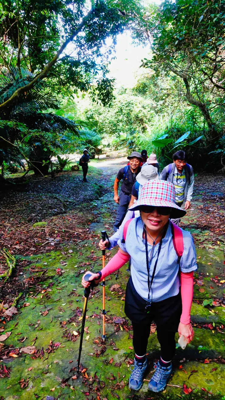 在巨石板上做出步道真是不簡單