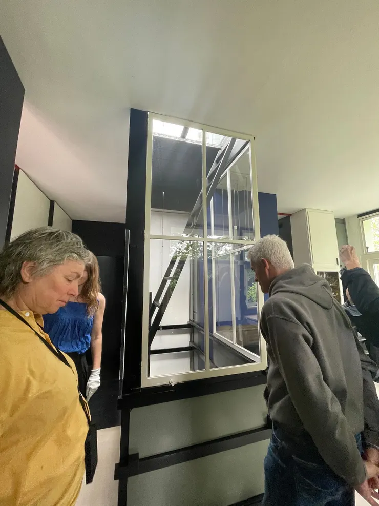 工作人員展示如何連結天台的空間