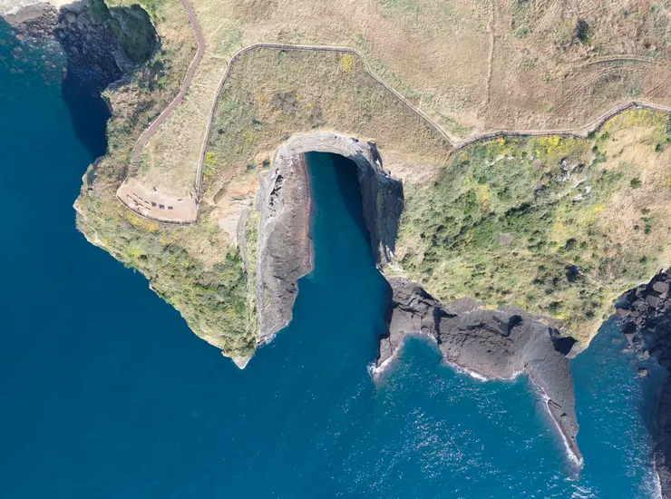 牛島豐富的懸崖地形（Zeric Huang 攝）