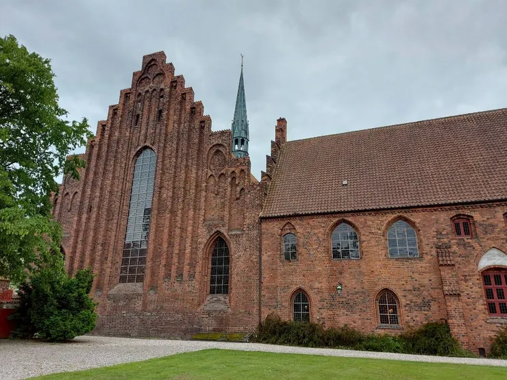 卡梅爾修道院，歌德式磚砌建築