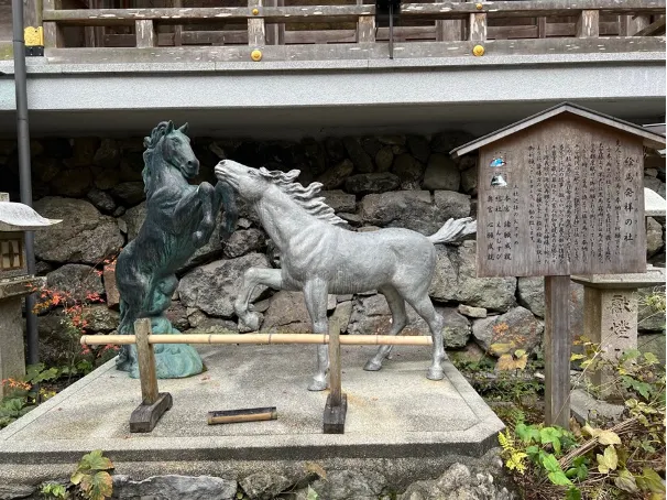 動漫內出現的白馬青馬雕塑。