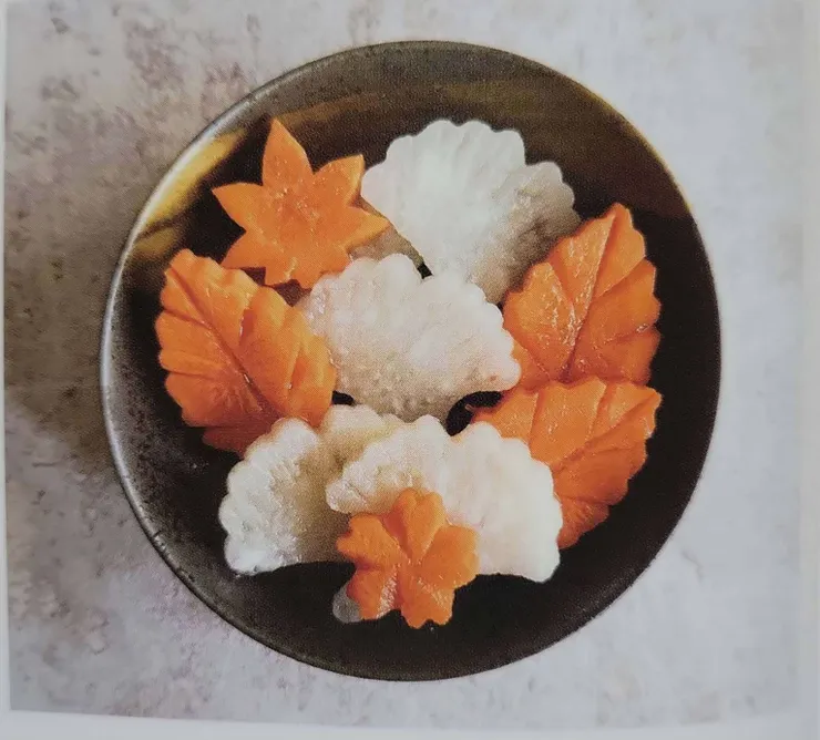 雙色蘿蔔漬 (圖片引自本書第88頁) 我覺得蘿蔔切成各式樹葉及花朵的造型讓人食指大動！