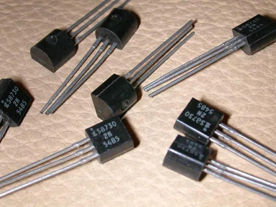 待量測的 2N5485 JFET