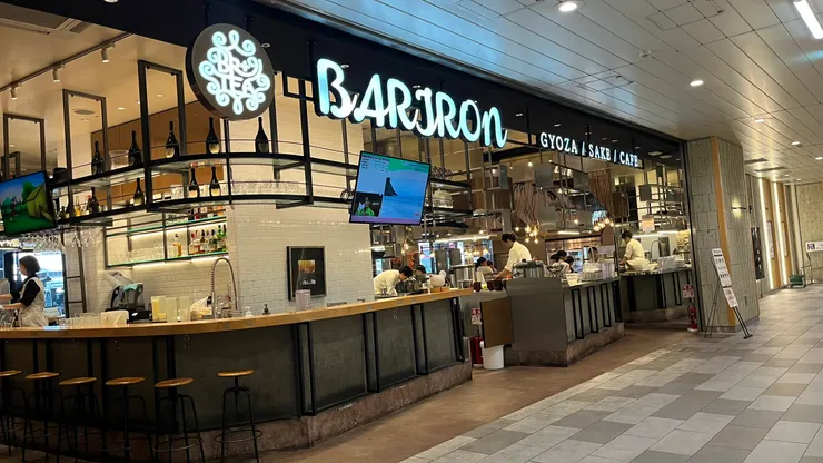 店面就在西口1樓，外觀很吸睛不太會錯過。