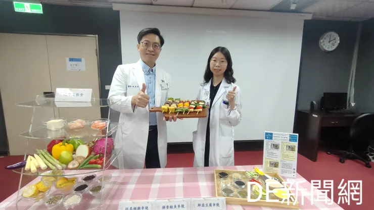 部立基隆醫院在秋節前夕推地中海飲食,讓民眾歡度中秋。(記者曾金萬攝)