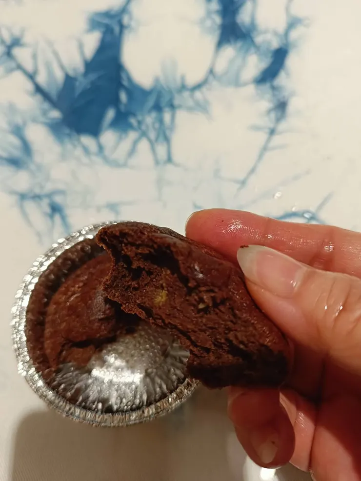 吃起來濃濃巧克力+一點點香蕉果酸味，類似磅蛋糕的口感