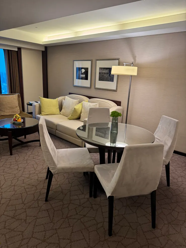 舒服無敵好躺！餐桌好正式喔！我一個人住真是太尊榮了