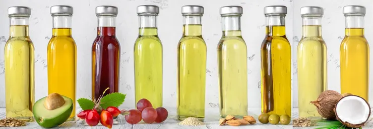 不用單一棕櫚油；以多種草本油脂組合，調出溫和不刺激的潔淨配方。