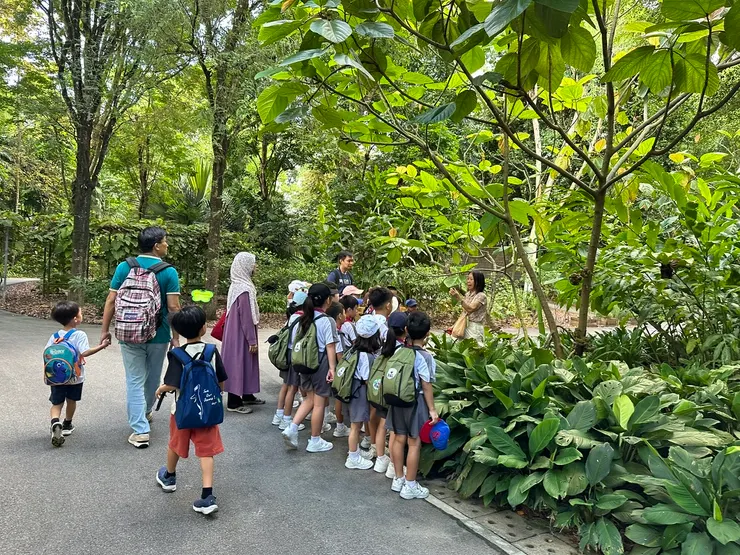 許多小朋友在進行校外教學