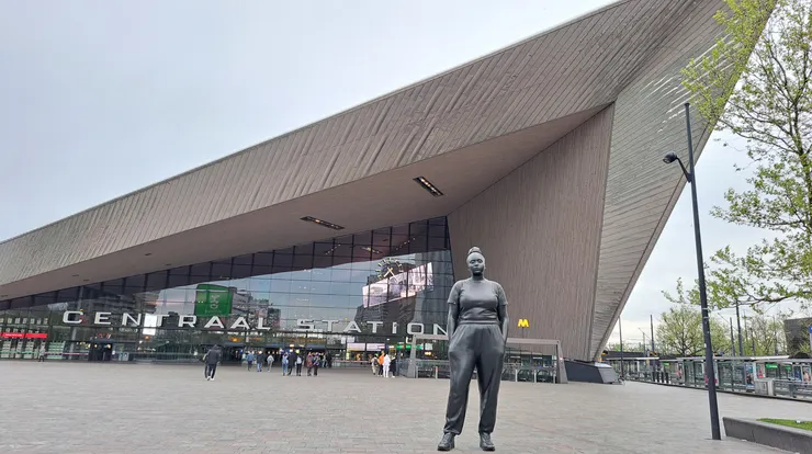 鹿特丹車站超有設計感...特別喜歡新設3公尺高的黑人女雕像很酷.. 藝術家向移民致敬