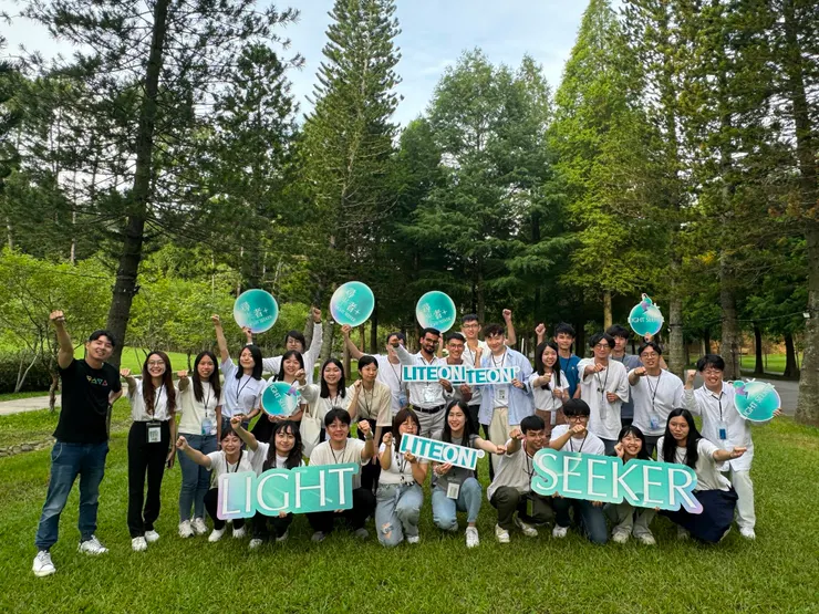 住在遺世獨立的小山莊,揮灑青春熱血(?),很喜歡清晨時分斜斜灑落的陽光:)