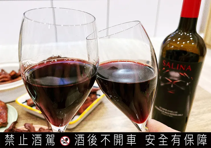 超商紅酒推薦｜西班牙紅酒SALINA紗莉那，7-11到全聯都能入手│SALINA紗莉那紅酒紅款+金款 遮掩女孩