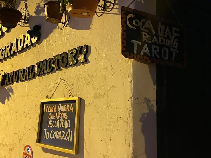 結束占卜才來補拍門口,天色已黑