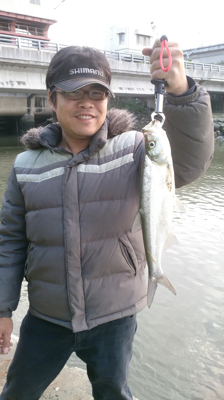 可能是 1 人、釣魚和文字的圖像