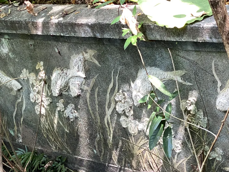 精美的石雕短牆，疑似古墓