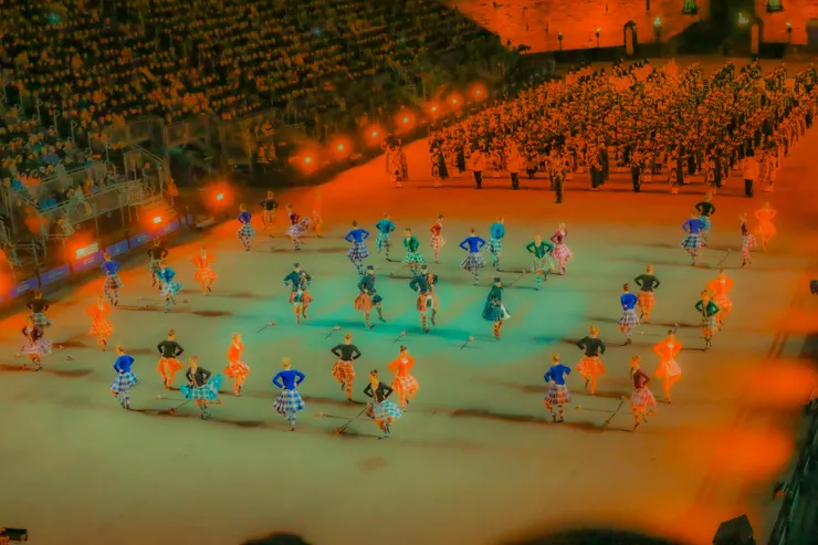 穿著蘇格蘭裙的表演者，讓這場表演似乎成了歡樂的嘉年華