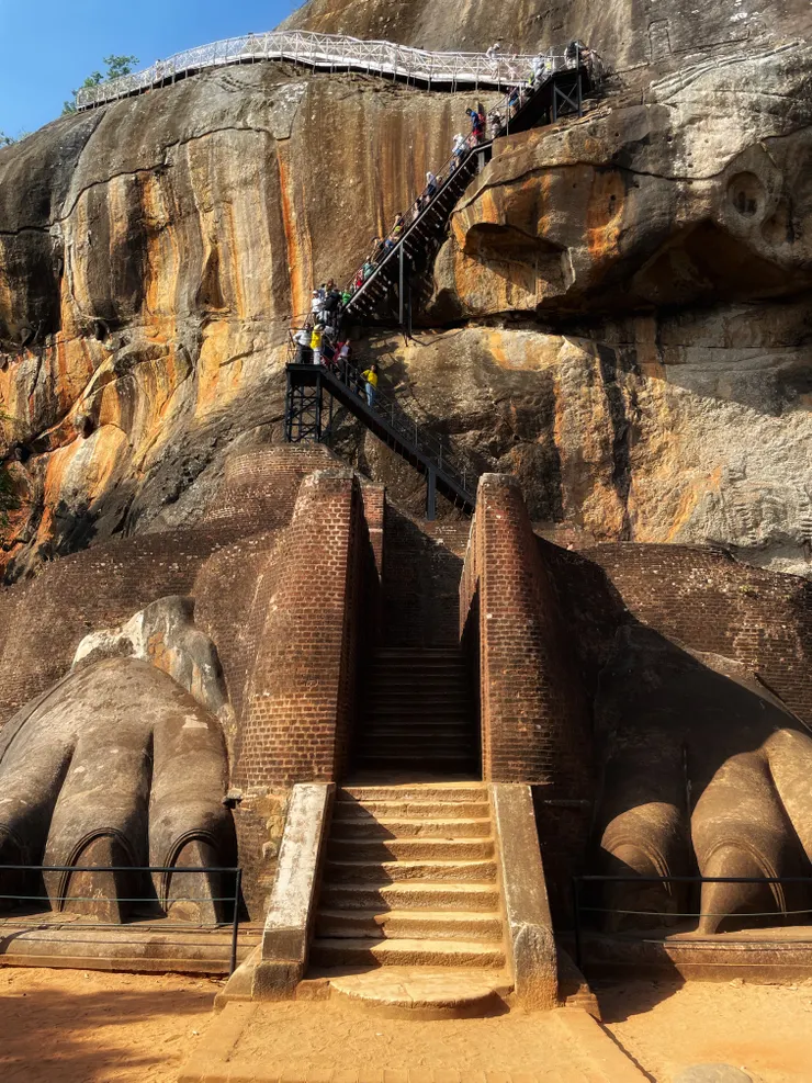 攀上獅子岩前的巨大石雕爪子