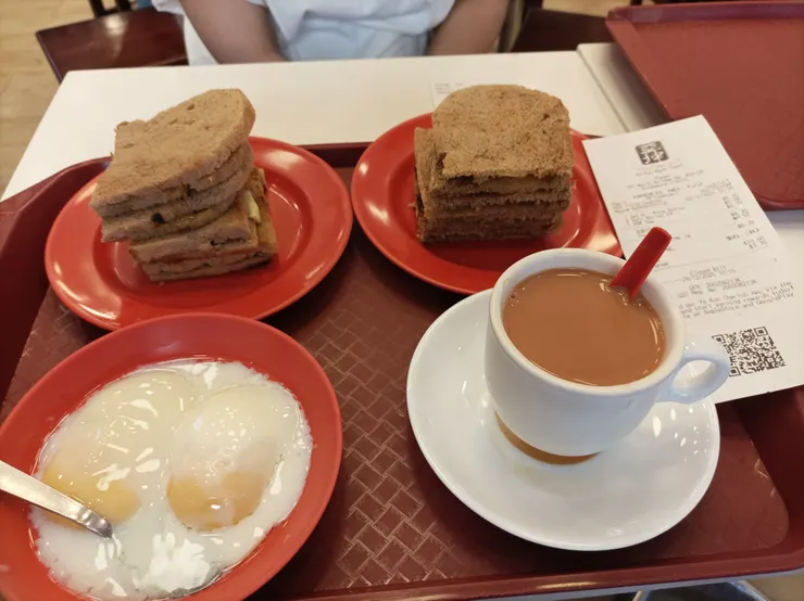  咖吔牛油吐司，水煮蛋，奶茶，承惠6.3坡紙