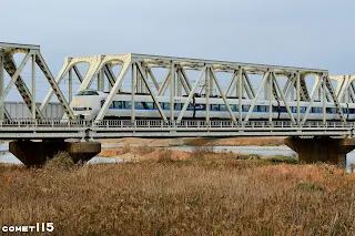 手取川橋的結構是北陸本線上少見的下承式鋼桁架橋（座標：36°28'52.7"N 136°28'47.9"E）