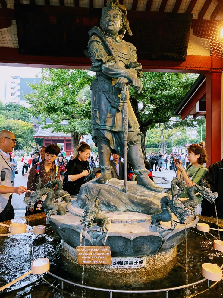 洗手的地方放著沙竭羅龍王像