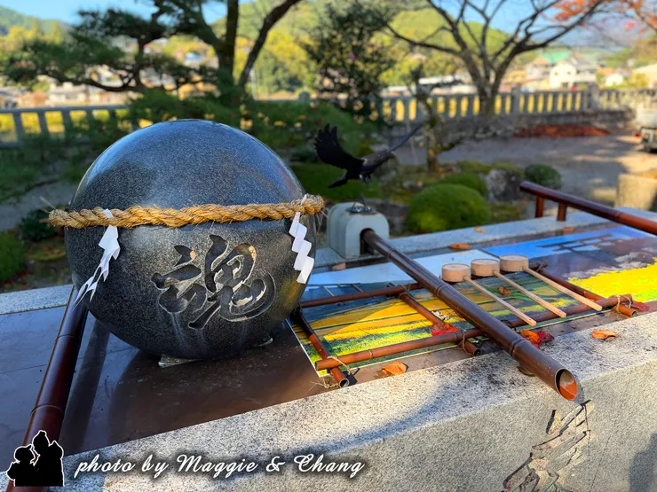 鳥居後方還有舊社地大齋原的手水舍，目前缽內已不積水了，前方寫著大大的「蘇」字，是代表「復活」之義，象徵著1881年大齋原水患，舊社地毀壞後，本宮大社仍能復活的堅韌。