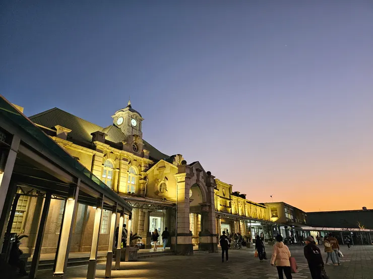 新竹火車站，建築結合了巴洛克風格與德式哥德風