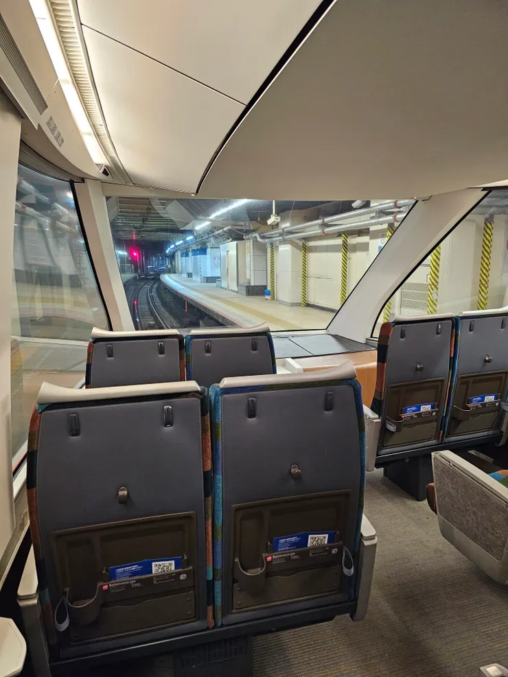 車廂利用大片玻璃讓視野極大化