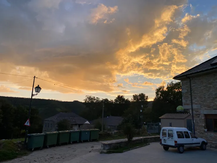 還好他們很晚才夕陽，不然我們就要在大山坡摸黑走路了