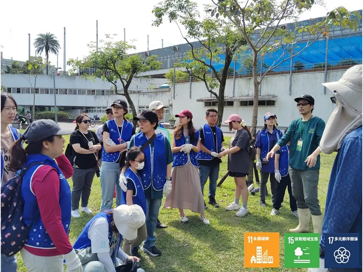 擔任助教的荒野夥伴就位後,跟同組的企業夥伴說明當天的工項原則與任務分工