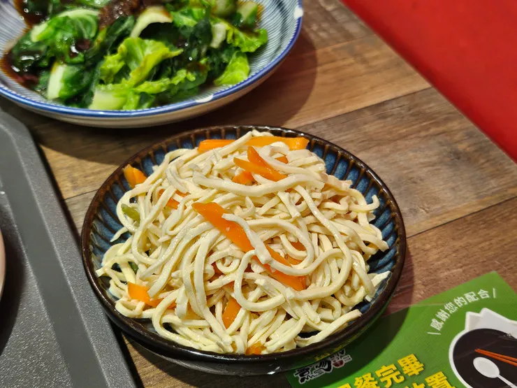 白干絲有加香油調味,吃起來是比較清爽的小菜