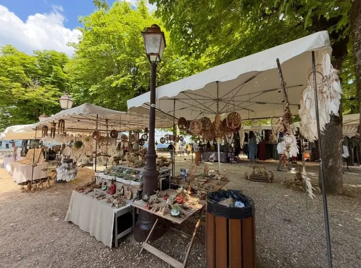 觀景台前，準備休息的攤位