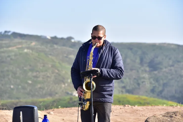 悠閒愜意的海邊,街頭藝人吹奏薩克斯風,更顯度假氛圍。