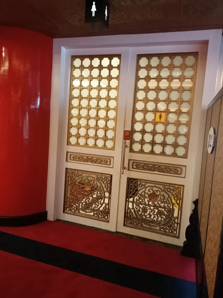 洗手間的門也很美啊！