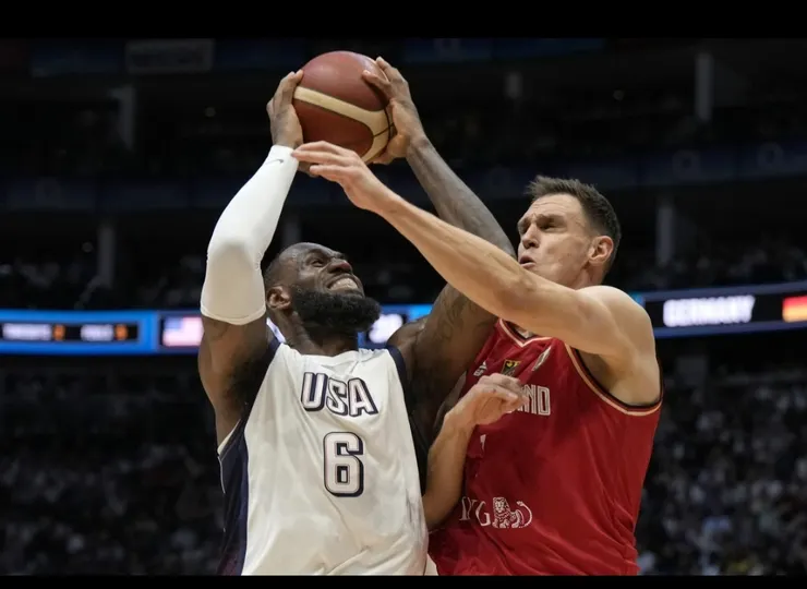 勒邦占士在對手中鋒力壓下上籃