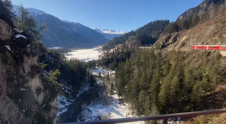 往Filisur路上的森林和小鎮