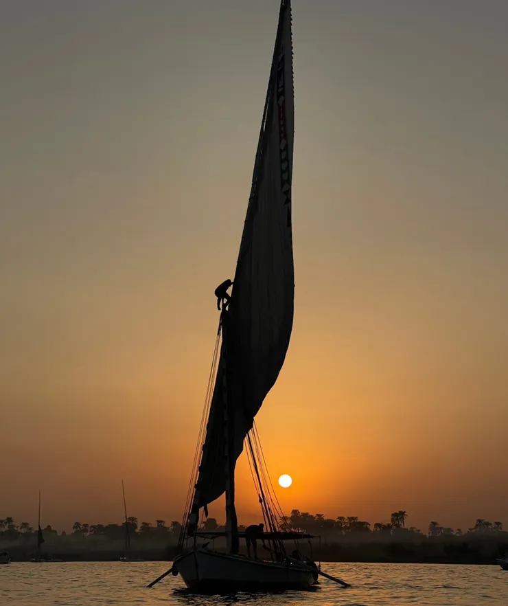 坐在三桅帆船上看別人的三桅帆船(Felucca)